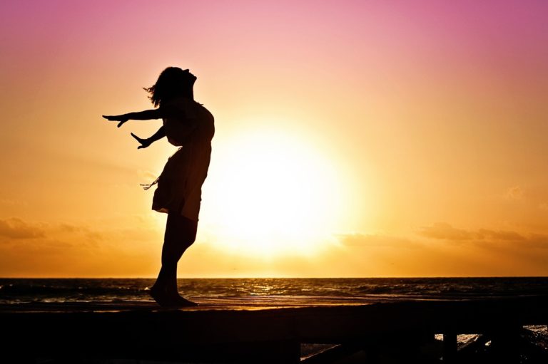 se ressourcer : femme devant un coucher de soleil